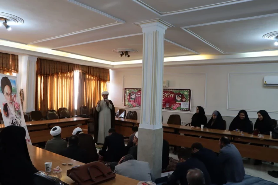 مراسم گرامیداشت ایام الله فجر، همراه با غبارروبی و عطرافشانی مزار شهید خوشنام استان قزوین برگزار شد. 7