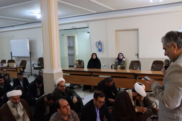 مراسم گرامیداشت ایام الله فجر، همراه با غبارروبی و عطرافشانی مزار شهید خوشنام استان قزوین برگزار شد. 8