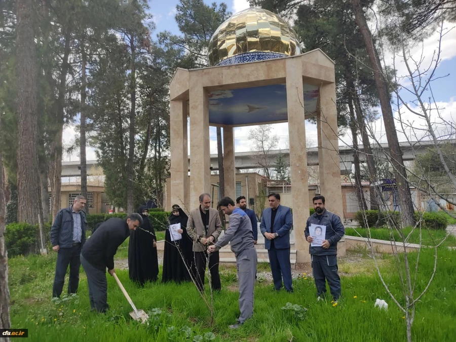 کاشت نهال توسط ریاست و اعضای هیات رئیسه دانشگاه فرهنگیان استان کرمانشاه به یاد شهدای دانش آموز استان در جنگ رمضان 4