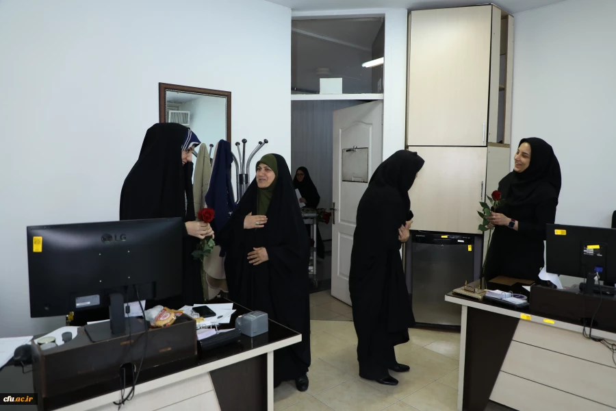 
دیدارآرزو عادلی فر سرپرست معاونت برنامه ریزی و توسعه منابع و حوریه رزاقیان مشاور امور بانوان دانشگاه فرهنگیان با بانوان سازمان مرکزی به مناسبت ولادت حضرت معصومه(س) 9