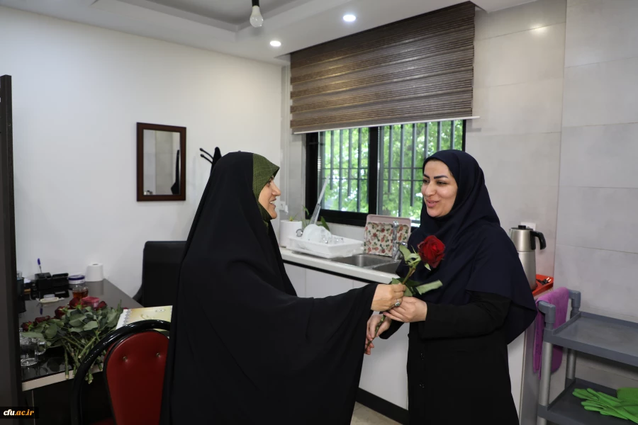 
دیدارآرزو عادلی فر سرپرست معاونت برنامه ریزی و توسعه منابع و حوریه رزاقیان مشاور امور بانوان دانشگاه فرهنگیان با بانوان سازمان مرکزی به مناسبت ولادت حضرت معصومه(س) 6