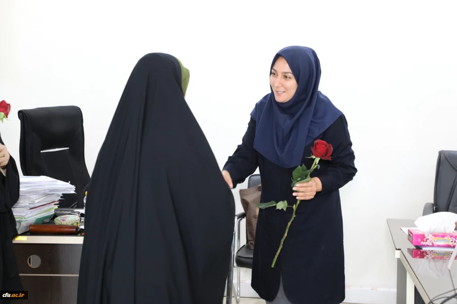 
دیدارآرزو عادلی فر سرپرست معاونت برنامه ریزی و توسعه منابع و حوریه رزاقیان مشاور امور بانوان دانشگاه فرهنگیان با بانوان سازمان مرکزی به مناسبت ولادت حضرت معصومه(س) 6