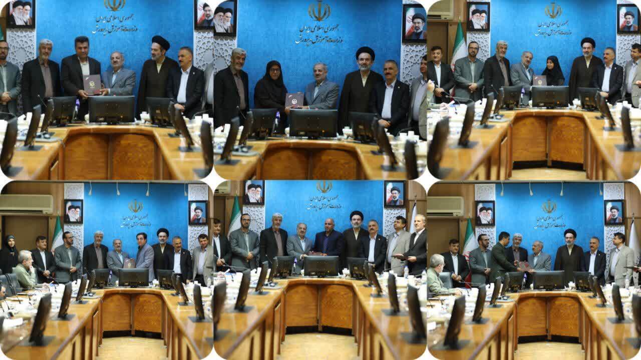 جامعة فرهنجیان تحتفي بنخبة أساتذتها المتميزين في مجالي التضحية والتعليم