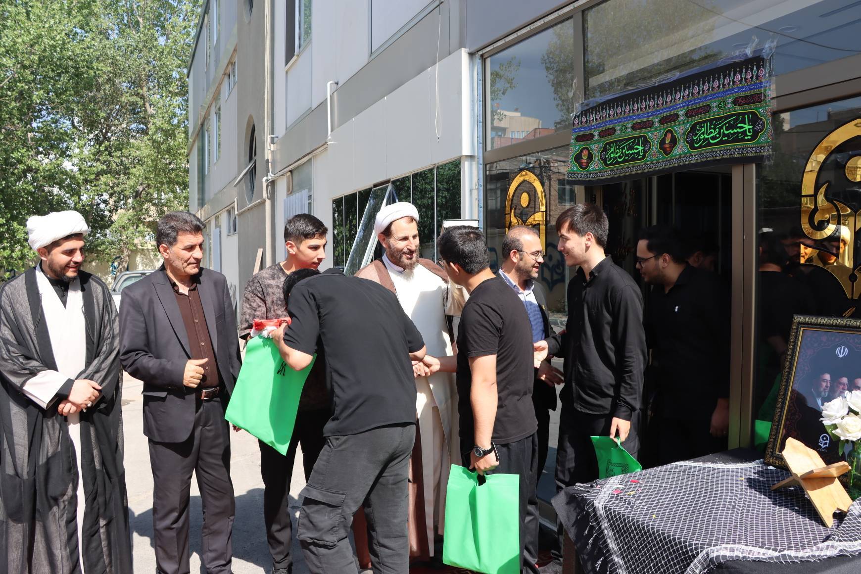 مراسم بدرقه‌ی کاروان پیاده‌روی اربعینِ دانشگاه فرهنگیان استان اردبیل، با حال‌وهوایی متفاوت و آکنده از عطرِ کربلا برگزار شد.