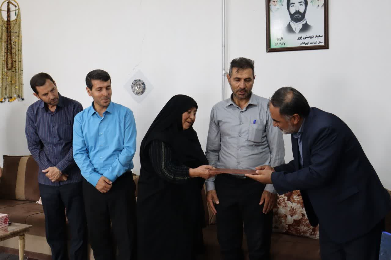دیدار و تقدیر از خانواده معزز شهید دوستی‌پور توسط دانشجومعلمان جهادگر بسیجی دانشگاه فرهنگیان آذربایجان غربی