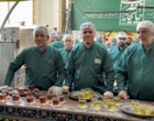 آغاز فعالیت خادمان افتخاری دانشگاه فرهنگیان آذربایجان‌غربی در چایخانه‌های حرم رضوی