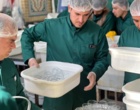 آغاز فعالیت خادمان افتخاری دانشگاه فرهنگیان آذربایجان‌غربی در چایخانه‌های حرم رضوی