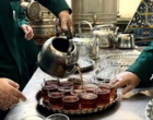آغاز فعالیت خادمان افتخاری دانشگاه فرهنگیان آذربایجان‌غربی در چایخانه‌های حرم رضوی