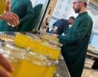 آغاز فعالیت خادمان افتخاری دانشگاه فرهنگیان آذربایجان‌غربی در چایخانه‌های حرم رضوی