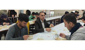 هم‌سفره شدن رئیس دانشکده علوم تربیتی با دانشجو معلمان دانشگاه فرهنگیان آذربایجان شرقی