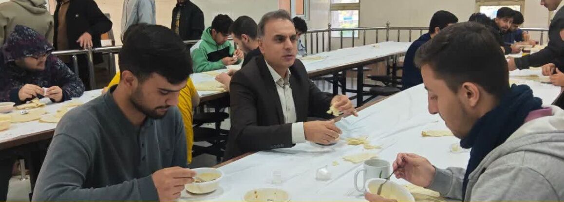 هم‌سفره شدن رئیس دانشکده علوم تربیتی با دانشجو معلمان دانشگاه فرهنگیان آذربایجان شرقی