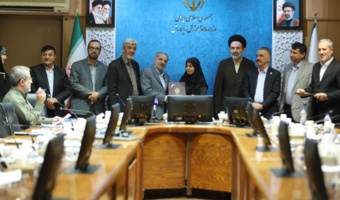 از فیروزه علویان سرآمد آموزشی استان اصفهان، برگزیدگان کشوری با حضور وزیر آموزش و پرورش تجلیل به عمل آمد.