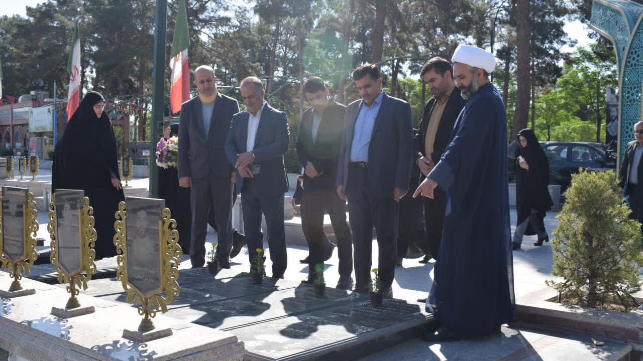 حضور تیم مدیریتی دانشگاه فرهنگیان استان اصفهان در گلستان شهدای کاشان