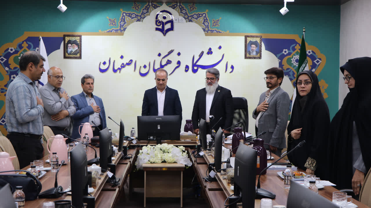 نشست صمیمی مدیر کل شاهد و ایثارگران سازمان مرکزی دانشگاه فرهنگیان با مسئولین استانی،کارشناسان و دانشجویان شاهد استان اصفهان