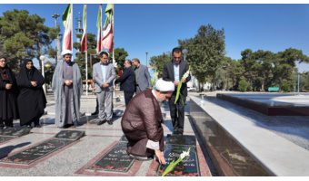 گرامیداشت هفته دفاع مقدس با عطرافشانی گلزار شهدا و دیدار با خانواده شهید دانشجومعلم احمدی