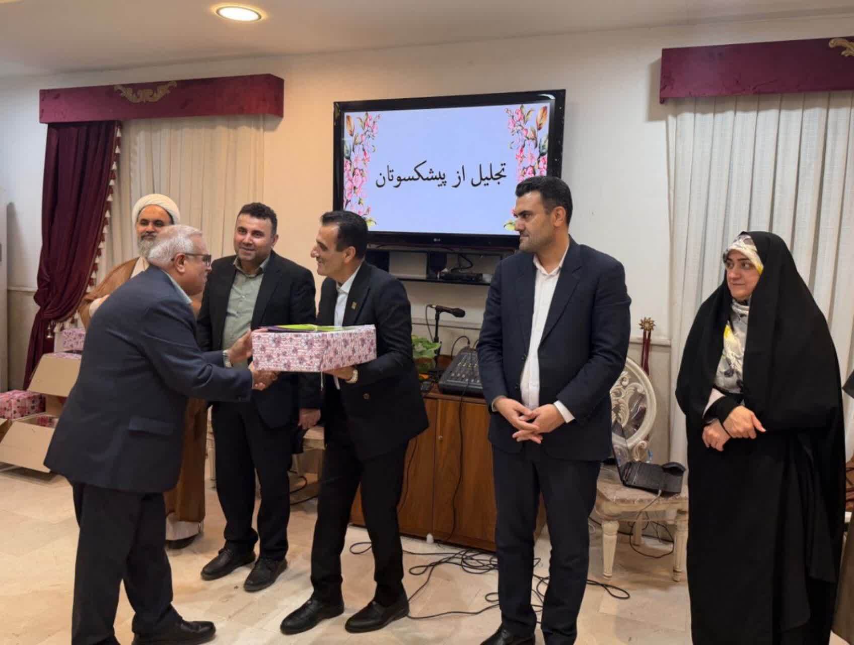 تجلیل از پیشکسوتان دانشگاه در آستانه روز خانواده/ بازنشستگان، سرمایه‌های ارزشمند نظام تعلیم و تربیت