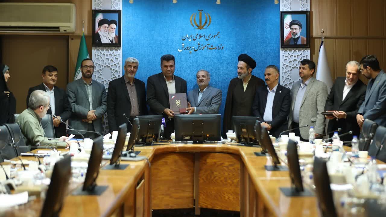 تجلیل از دکتر مرزبان ادیب منش دانشیار دانشگاه فرهنگیان کرمانشاه به عنوان استاد سرآمد آموزشی کشوری