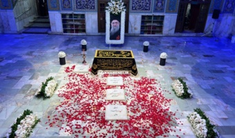 #قاب_ماندگار از مزار مطهر رهبر شهید انقلاب اسلامی در رواق دارالذکر حرم امام رضا علیه‌السلام.
