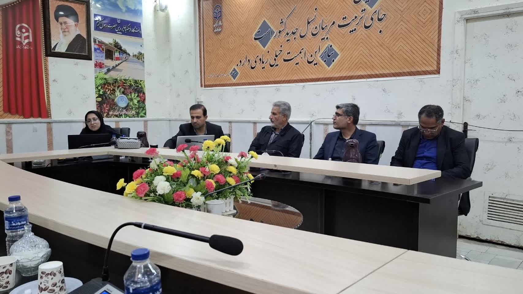 کرسی علمی ترویجی با عنوان «بررسی تحلیلی ابعاد میانجیگری فناورانه “یادگیری معکوس” در تفکر پساپدیدارشناسی»
