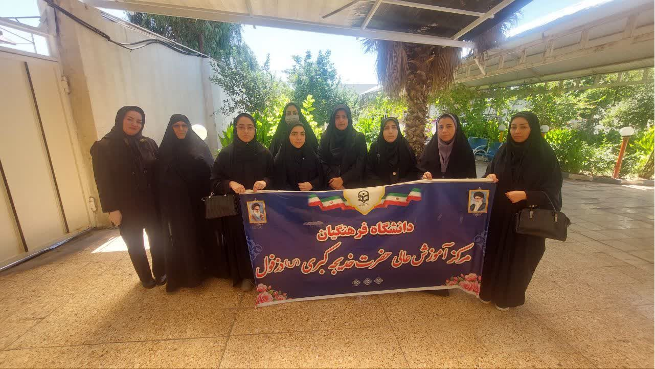 بازدید کارکنان و دانشجو معلمان مرکز آموزش عالی حضرت خدیجه کبری دزفول از خانه سالمندان معصوم به مناسبت گرامیداشت  روز خانواده و بازنشستگان