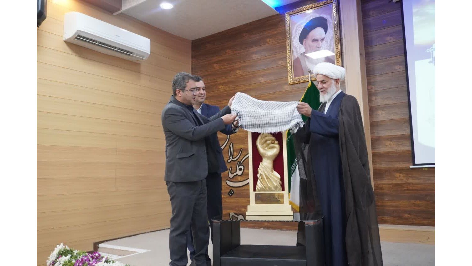 رونمایی از یادمان و نماد مقاومت
