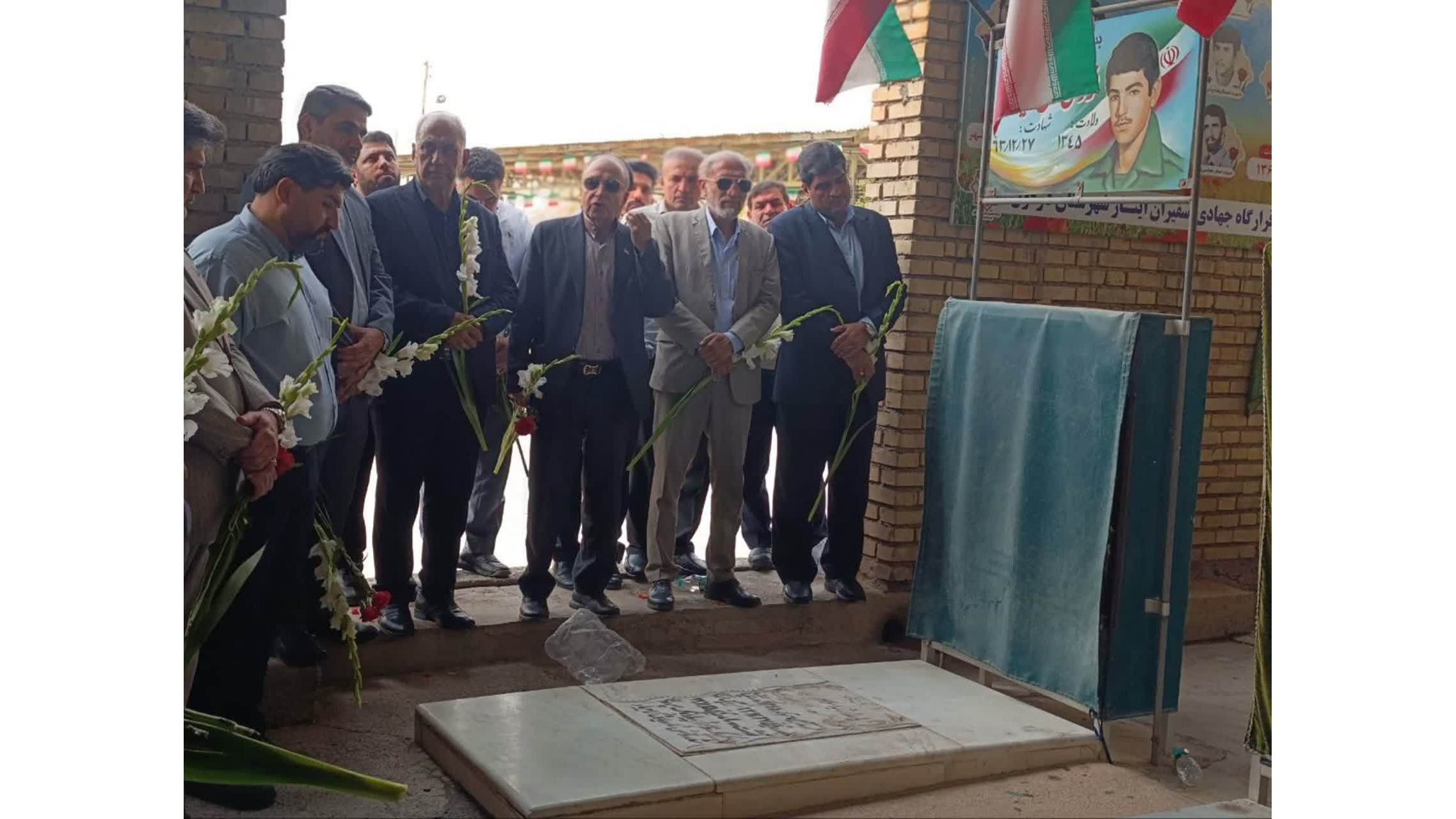 حضور رئیس و کارکنان مرکز آموزش عالی حضرت خدیجه کبری(س) در آیین غبارروبی مزار شهدای دزفول