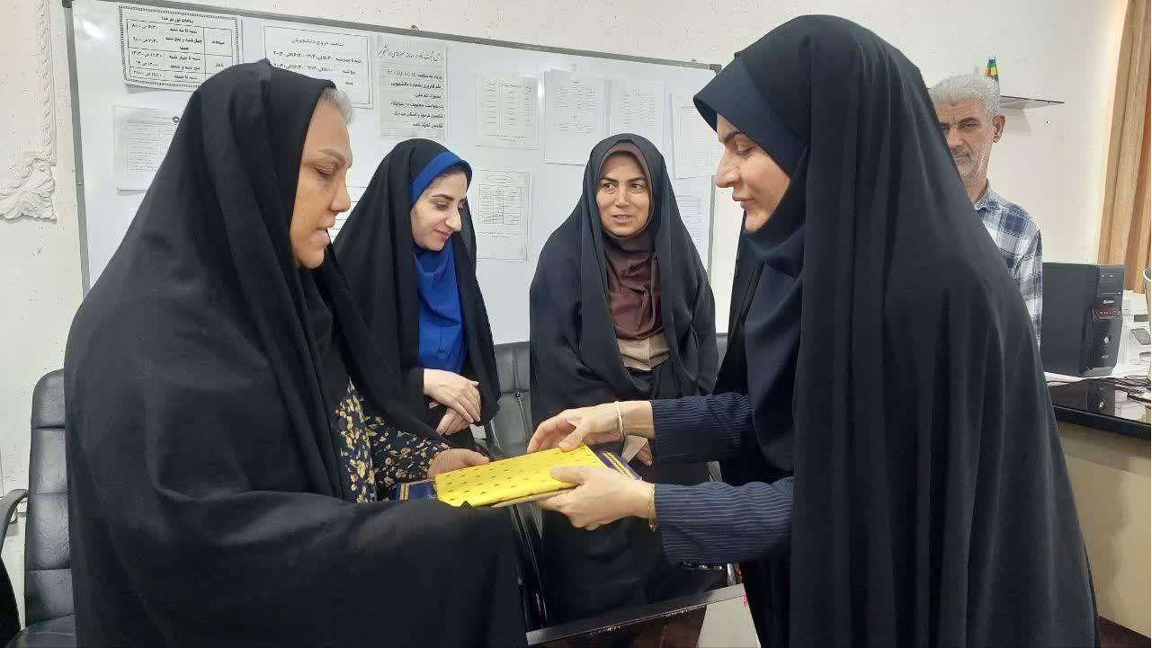 تجلیل از رزمنده دفاع مقدس و خانوادههای معظم شاهد و ایثارگر در مرکز آموزشی حضرت خدیجه کبری(س) دزفول