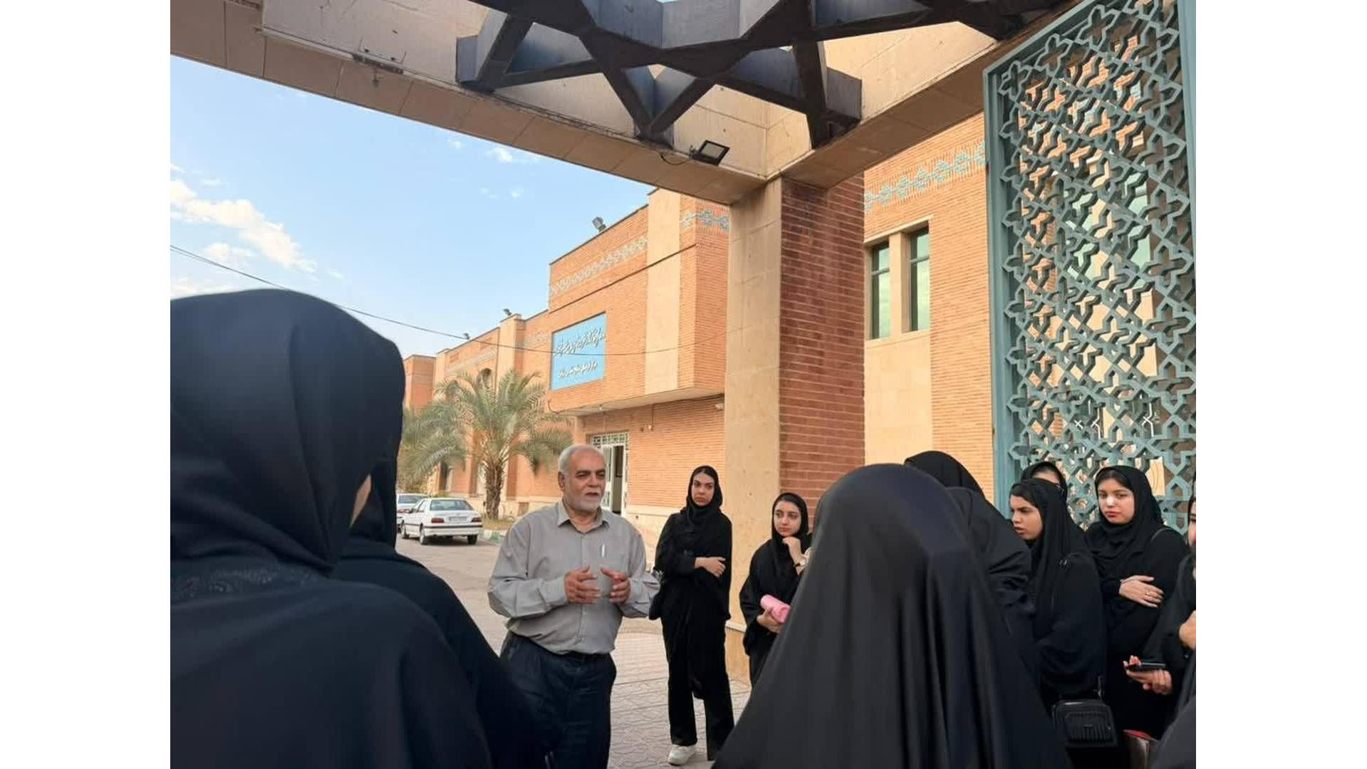 بازدید دانشجومعلمان مرکز حضرت خدیجه کبری(س) دزفول از باغ موزه دفاع مقدس به مناسبت آغاز هفته پدافند غیرعامل