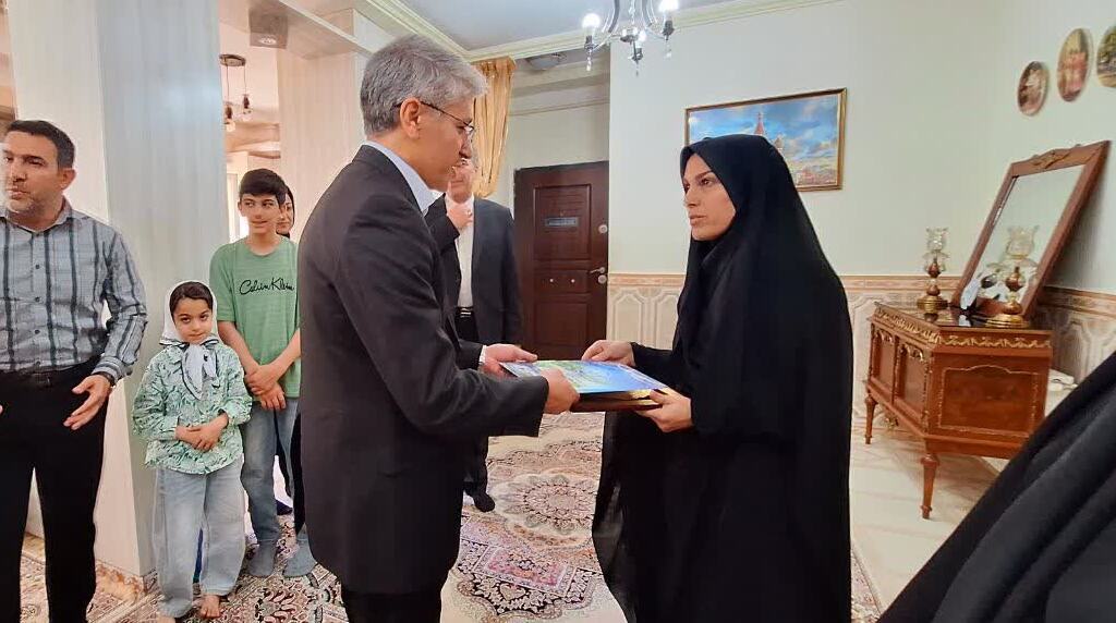 تجلیل از حماسه سازان «جنگ رمضان» در کردستان/ دیدار مسئولان تعلیم و تربیت با خانواده معزز شهید افشین کاکایی