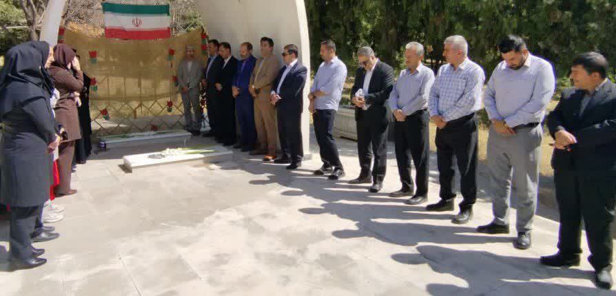 غبارروبی و عطرافشانی مزار شهدای گمنام دانشگاه فرهنگیان کردستان