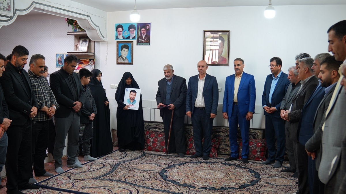 دیدار مسئولان دانشگاه فرهنگیان لرستان با خانواده شهید دکتر رضا جمشیدی