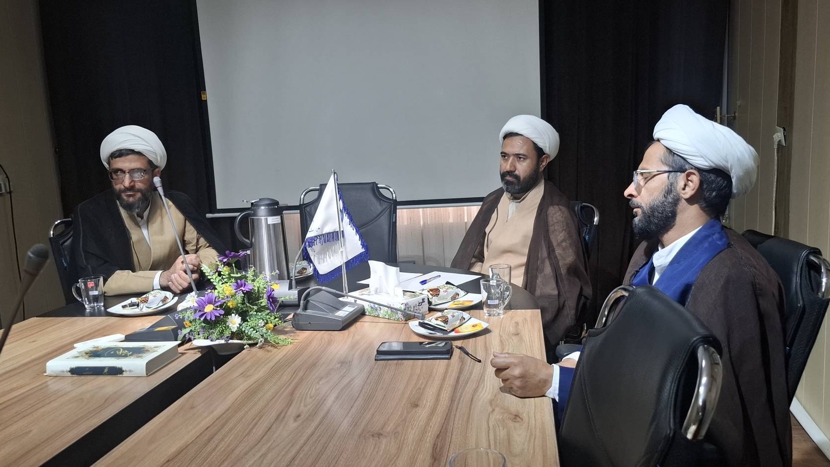 هم‌اندیشی گروه الهیات دانشگاه فرهنگیان با سرگروه‌های آموزشی آموزش و پرورش استان در راستای ارتقای کیفیت تدریس