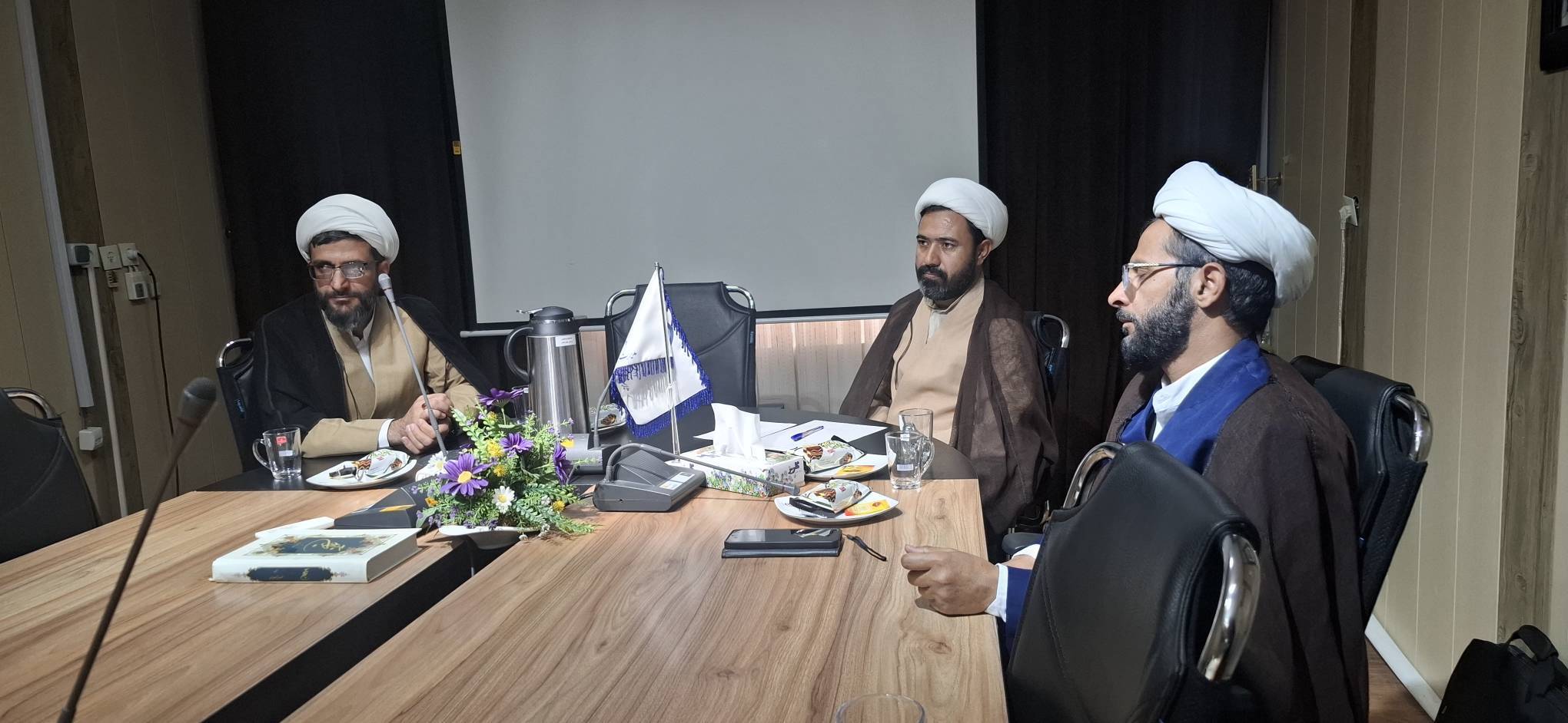 هم‌اندیشی گروه الهیات دانشگاه فرهنگیان با سرگروه‌های آموزشی آموزش و پرورش استان در راستای ارتقای کیفیت تدریس