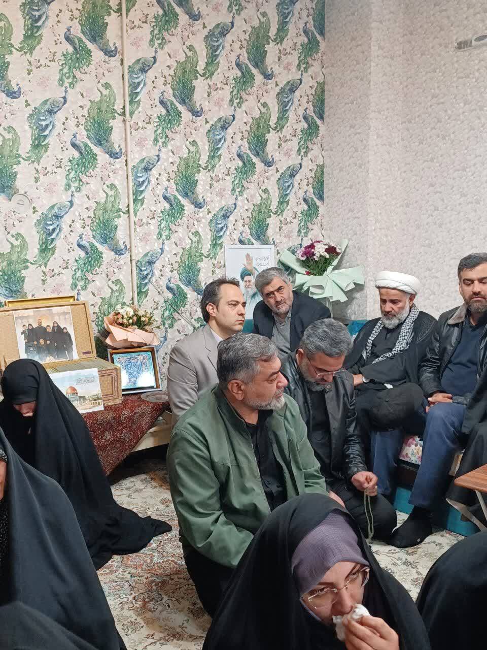 هیئت‌رئیسه دانشگاه فرهنگیان قزوین صبح روز دوشنبه ۱۰ فروردین ۱۴۰۵ با حضور در منزل خانواده‌های معظم شهیدان رستمی و کیال‌ها با آنان دیدار و گفت‌وگو کردند