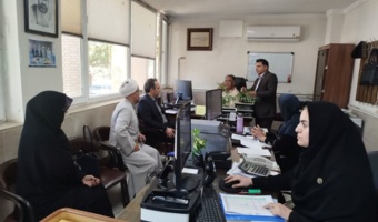 بازدید رئیس دانشگاه از روند برگزاری آزمون‌های مجازی؛ بررسی تصادفی سؤالات و ارزیابی استانداردهای آزمون