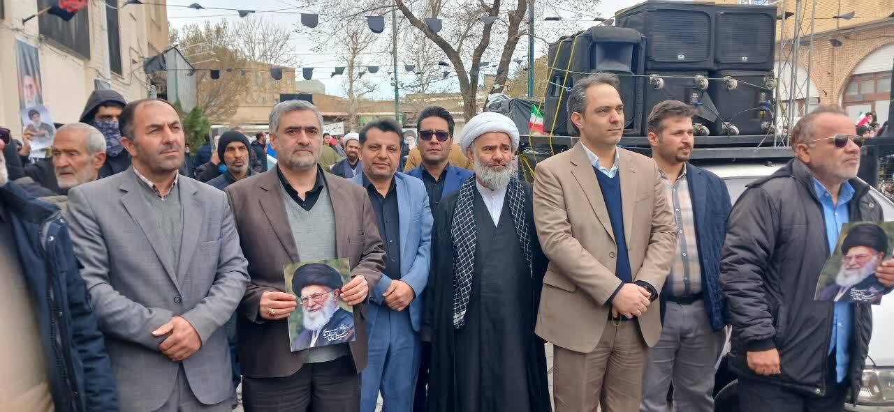 در پی انتخاب رهبر سوم معظم انقلاب اسلامی، دانشگاه فرهنگیان استان قزوین با حضور در مقابل دفتر نماینده ولی فقیه در استان و امام جمعه قزوین بیعت خود را با رهبر جدید اعلام کرد