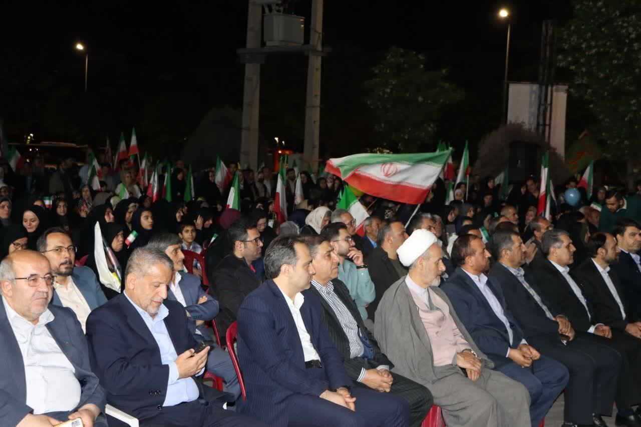 همزمان با گرامیداشت مقام شامخ معلم و در حمایت از آرمان‌های انقلاب اسلامی برگزار شد: تجمع خانواده دانشگاه فرهنگیان به همراه فرهنگیان و دانش‌آموزان قزوینی در شب بزرگداشت مقام معلم