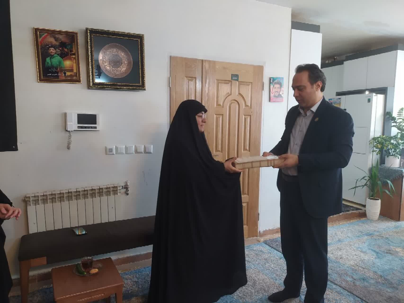 تجلیل دانشگاه فرهنگیان قزوین از مادر معلمِ شهید دانیال حاجی‌پور در هفته معلم