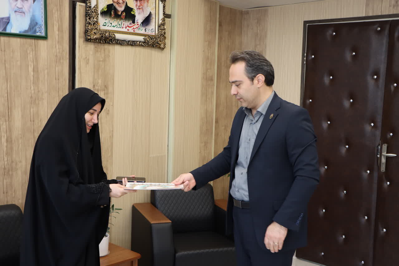 تقدیر رییس دانشگاه از تلاش‌های ارزشمند زهرا مهرورز در راه‌اندازی سامانه جدید دانشگاه