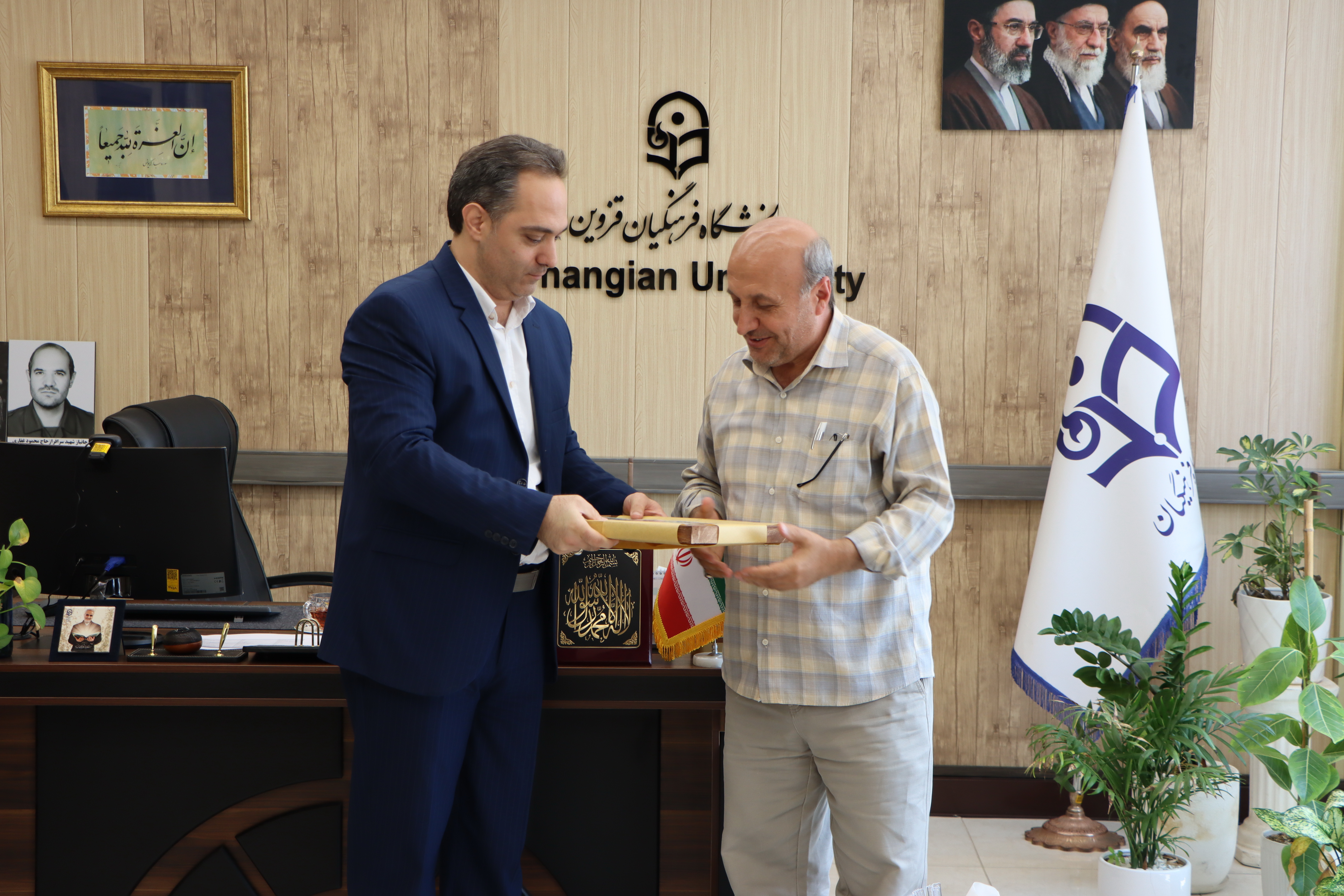 هم‌زمان با روز کارمند و روز پزشک؛ معاینه کارکنان در دانشگاه فرهنگیان قزوین و تقدیر از پزشک دانشگاه