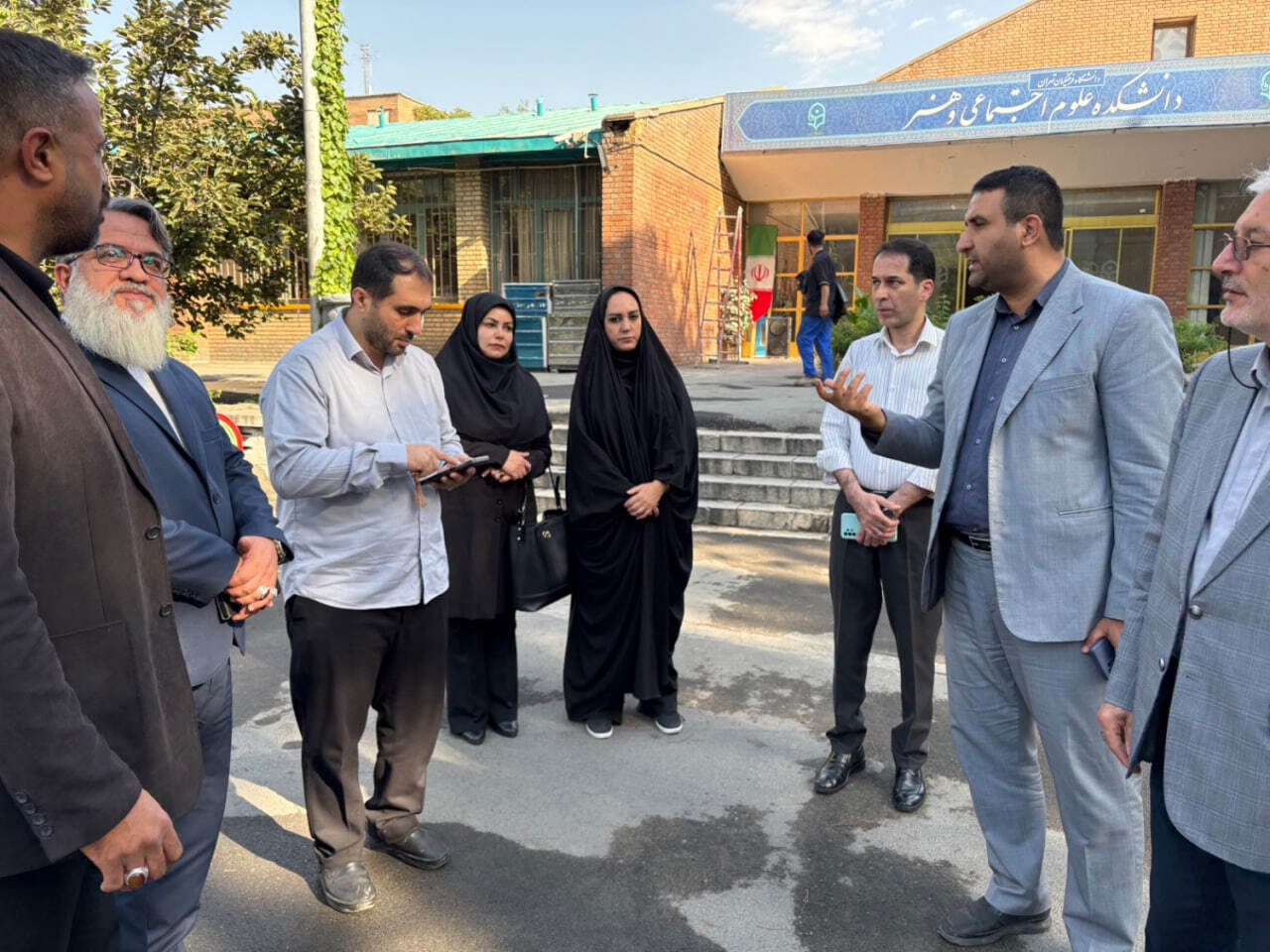 بازدید میدانی و درخواست پیگیری مراحل تدفین شهید گمنام و احداث یادمان در دانشکده علوم اجتماعی و هنر شهدای مکه