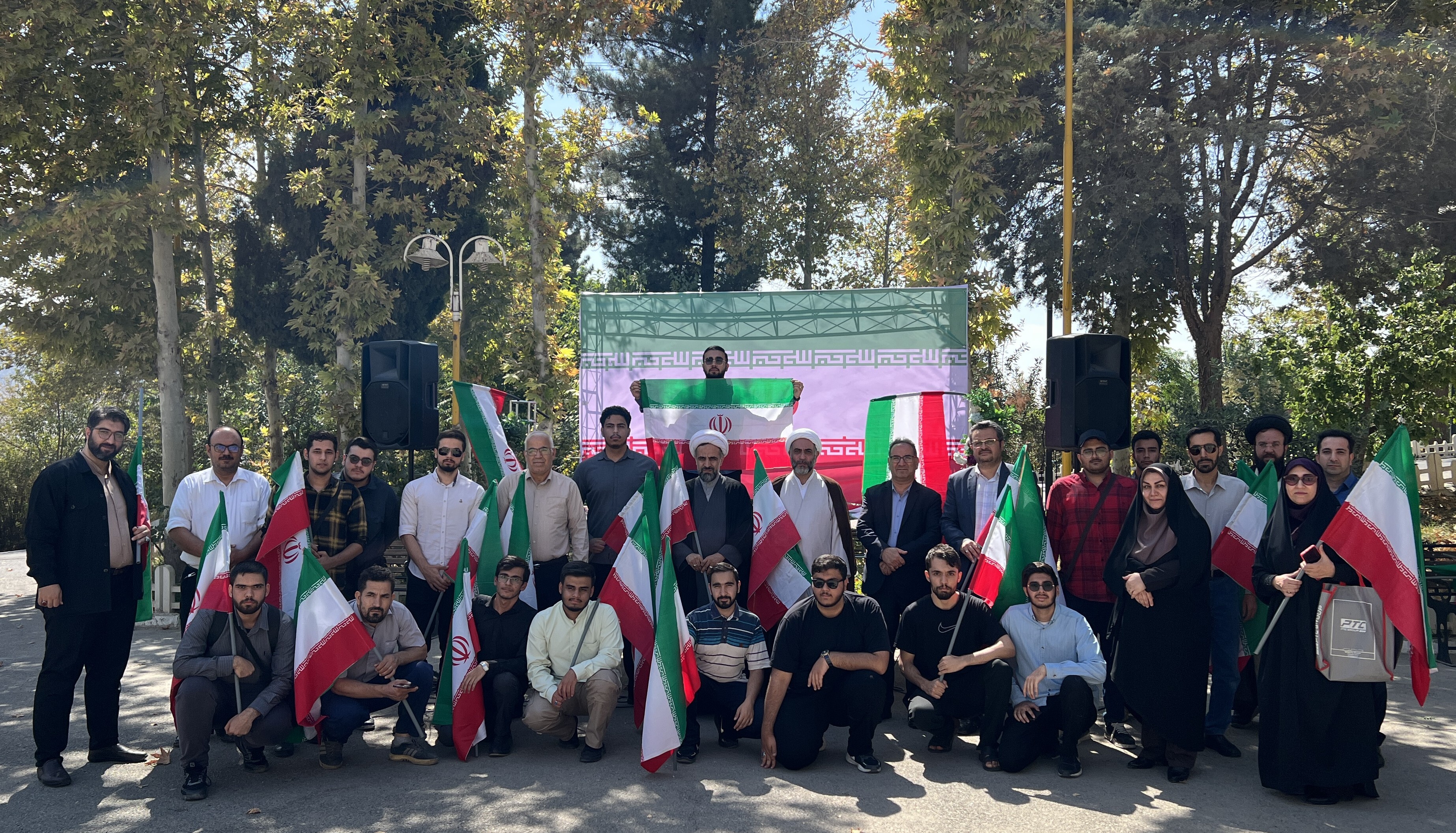 تجمع دانشگاهیان و برافراشتن پرچم ایران اسلامی