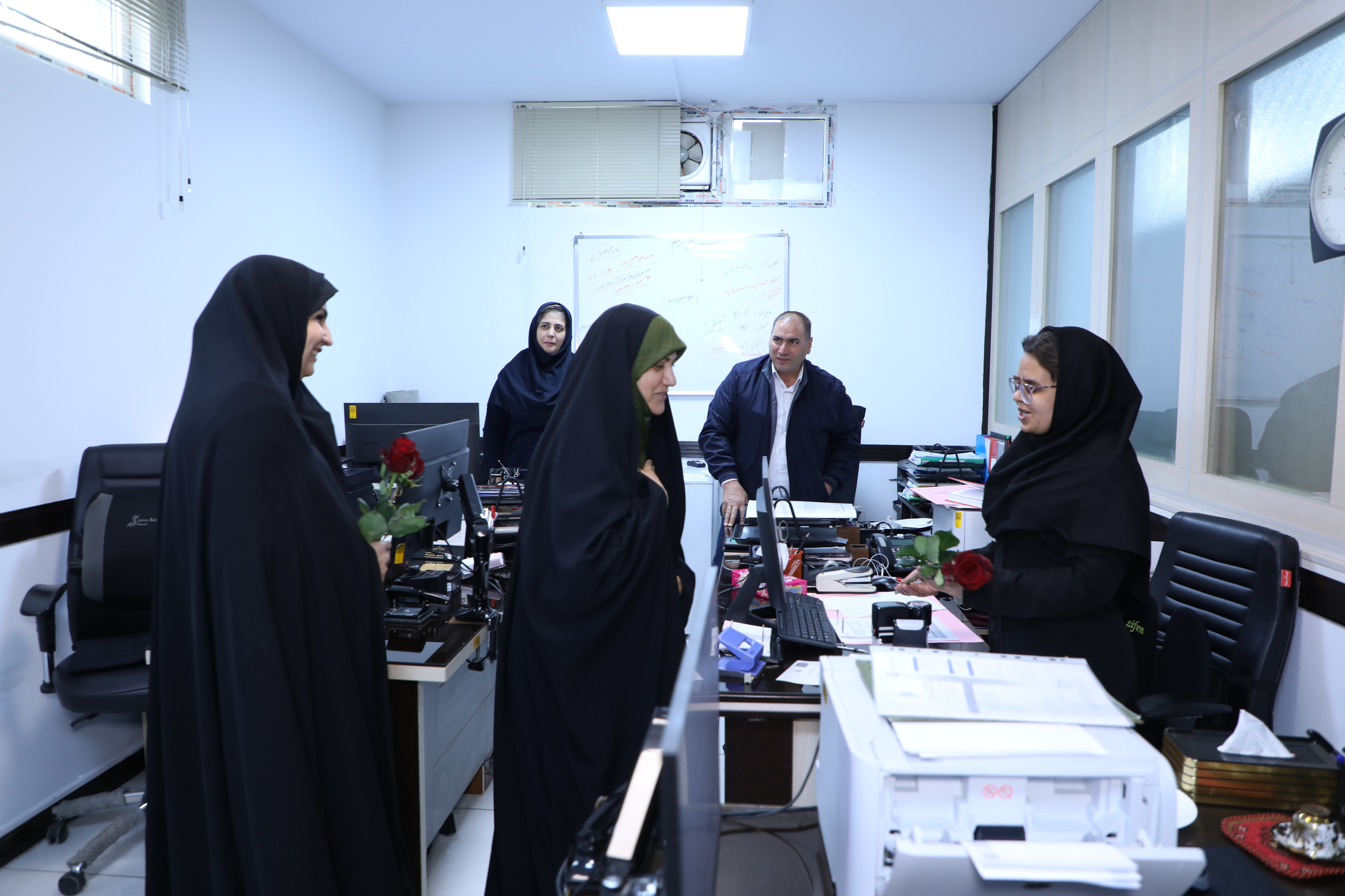 دیدارآرزو عادلی فر سرپرست معاونت برنامه ریزی و توسعه منابع و حوریه رزاقیان مشاور امور بانوان دانشگاه فرهنگیان با بانوان سازمان مرکزی به مناسبت ولادت حضرت معصومه(س)