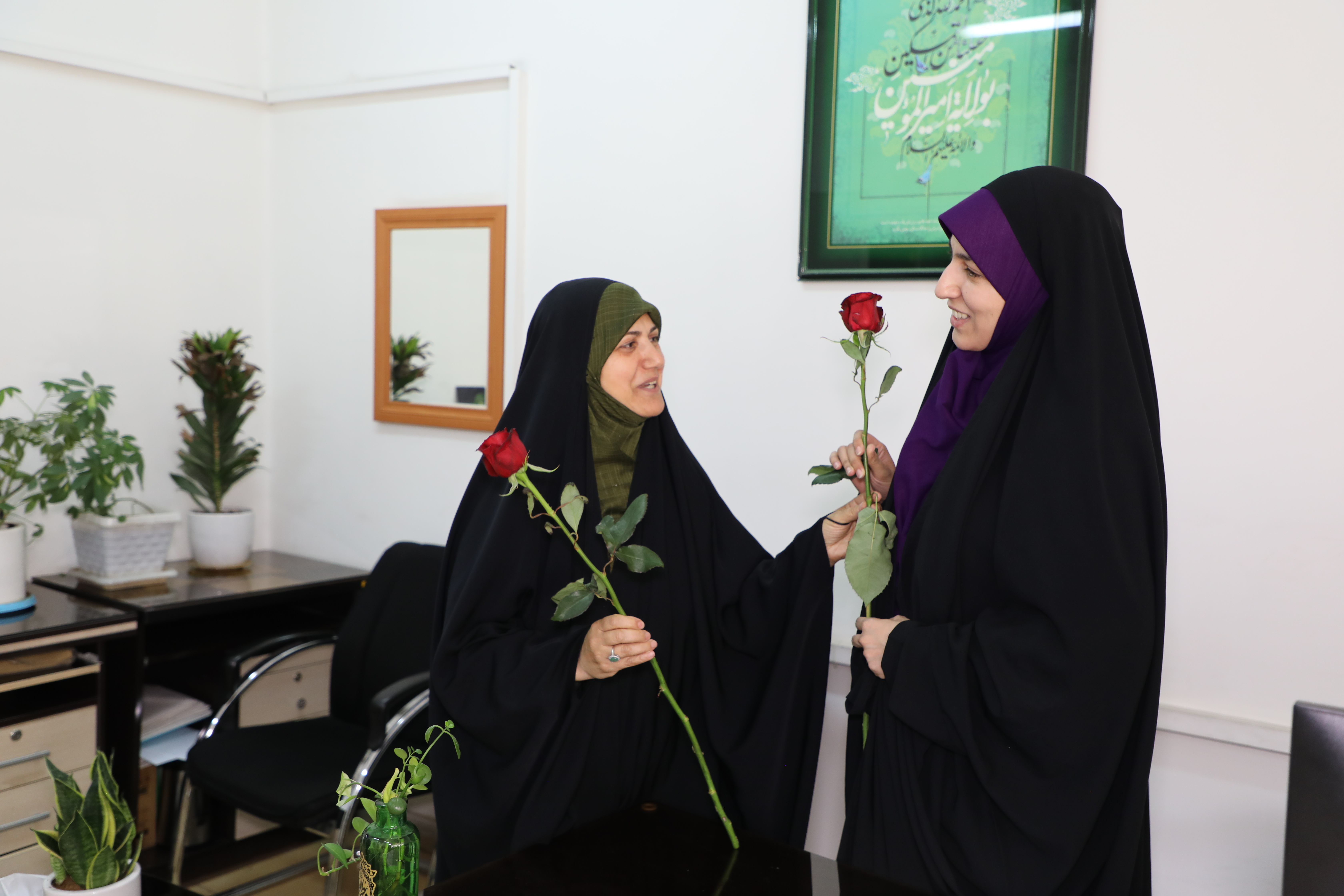 دیدارآرزو عادلی فر سرپرست معاونت برنامه ریزی و توسعه منابع و حوریه رزاقیان مشاور امور بانوان دانشگاه فرهنگیان با بانوان سازمان مرکزی به مناسبت ولادت حضرت معصومه(س)