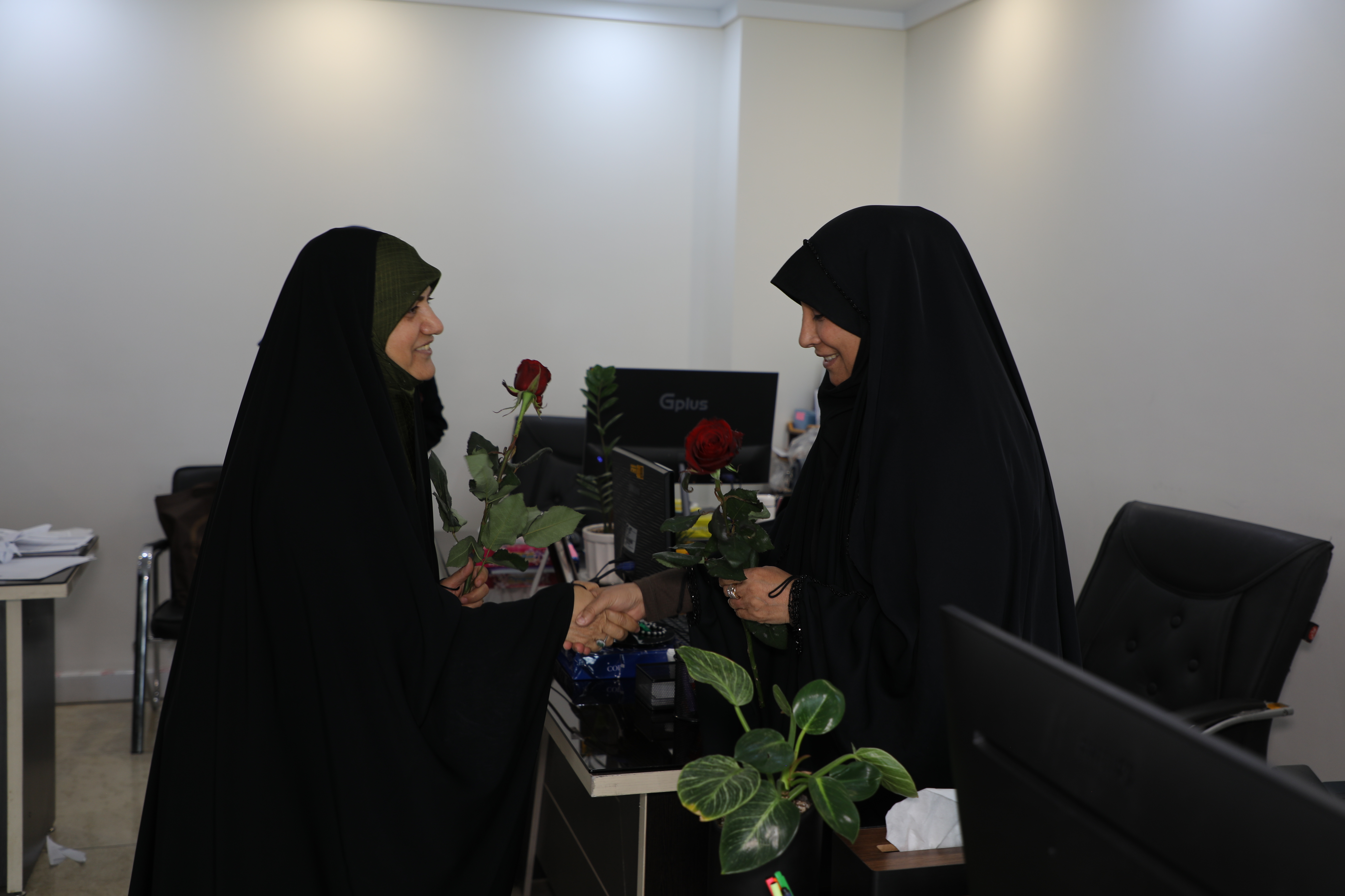دیدارآرزو عادلی فر سرپرست معاونت برنامه ریزی و توسعه منابع و حوریه رزاقیان مشاور امور بانوان دانشگاه فرهنگیان با بانوان سازمان مرکزی به مناسبت ولادت حضرت معصومه(س)
