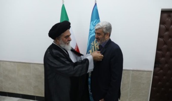 اهدای نشان خادمی مسجد مقدس جمکران به رییس دانشگاه فرهنگیان
