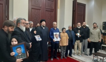 دیدار آیت الله سیدحسن خمینی با خانواده شهدای دانشگاه / امضای تفاهمنامه همکاری فرهنگی با آستان مقدس امام راحل(ره)