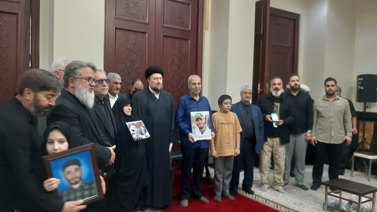 دیدار آیت الله سیدحسن خمینی با خانواده شهدای دانشگاه / امضای تفاهمنامه همکاری فرهنگی با آستان مقدس امام راحل(ره)