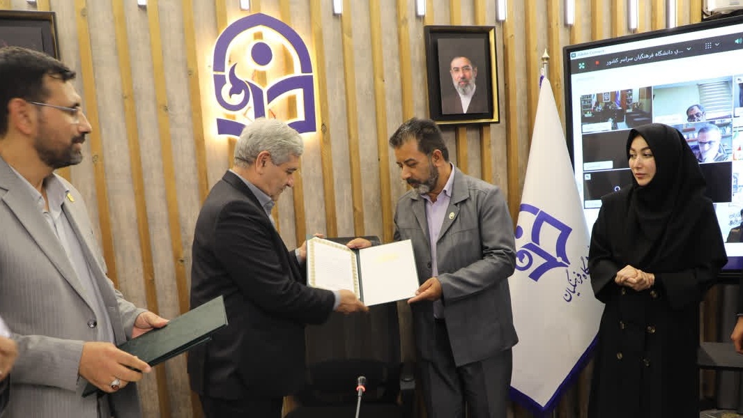 تقدیم نشان رتبه اول دانشگاه جندی شاپور به سرپرست دانشگاه فرهنگیان کشور