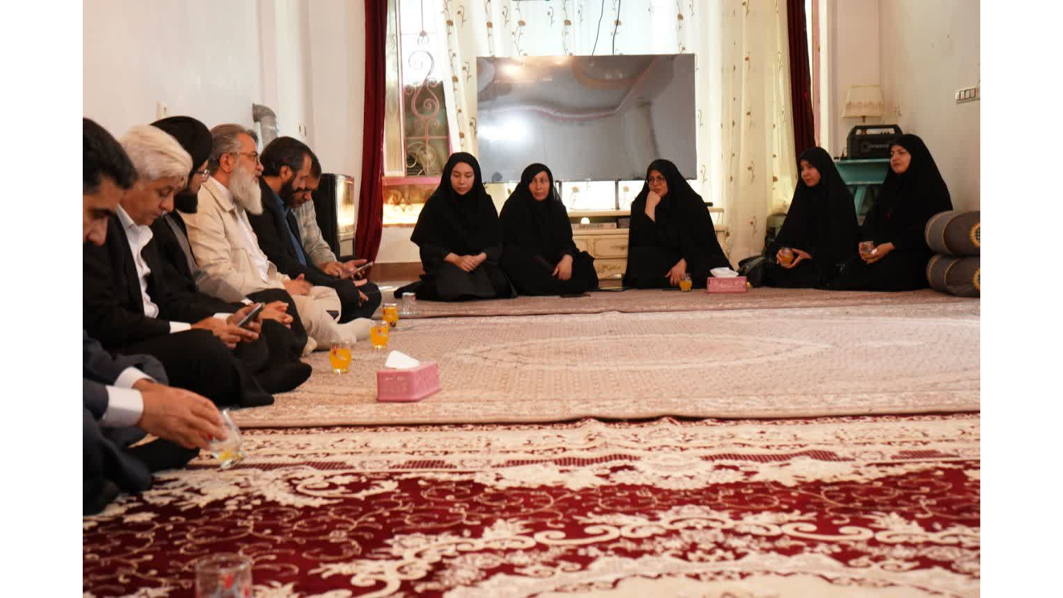 مسئولان دانشگاه فرهنگیان با خانواده شهید رحمت‌الله سجادی‌مهر دیدار کردند